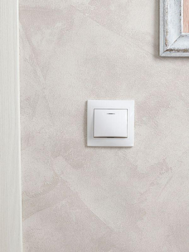 Выключатель 1-кл. СП Кварта 10А IP20 ВС10-1-1-КБ с индикацией бел. GENERICA EVK11-K01-10-DM фото 2