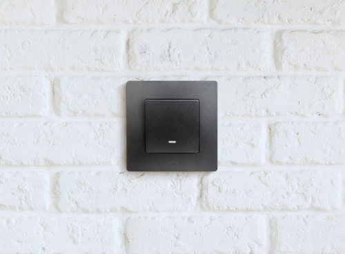 Выключатель 1-кл. СП Etika 10А IP20 250В 10AX с подсветкой/индикацией авт. зажимы механизм антрацит IEK 672603 фото 2