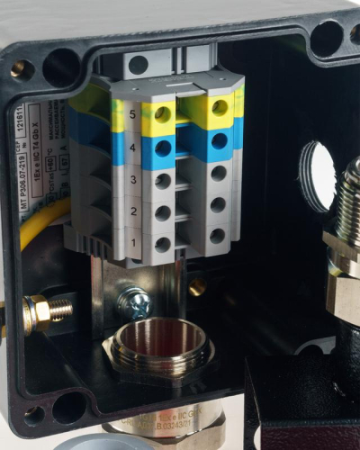 Коробка клеммная взрывозащ. на осн. модульн. упр. устройства MT с метал.опорой для подключ. 1-3 плоск. греющих кабелей или 1-3 сигнал. кабелей d1-3мм 1 резьб. отв. под М25x1.5 клем. колодка 5 модулей 10кв.мм Extherm sborka 1PM/3D фото 3